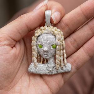 Pendentif visage d'alien plaqué or, serti de pierres, style hip-hop, avec yeux verts et tresses - Product Image 2