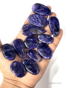 พลอยชารอยต์สีม่วงธรรมชาติทรงหลวมแบบคาโบชอง รูปทรงและขนาดคละกัน ประมาณ 20 ถึง 30 มม. - Product Image 4