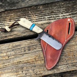 Couteau Bull Cutter en acier 1095 fait main sur mesure, manche en os blanc, intercalaire turquoise, lame fixe avec étui en cuir - Product Image 1