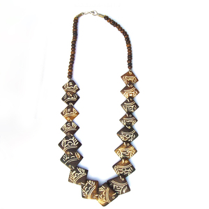 Collar étnico con cuentas de hueso y colgante con patrón geométrico, joyería unisex para mujeres y hombres al mejor precio al por mayor. - Product Image 1