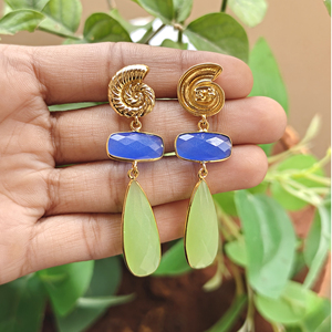 Boucles d'oreilles de luxe en calcédoine bleue et calcédoine préhnite, pendantes, en laiton plaqué or 18 carats, forme coquille d'escargot - Product Image 6