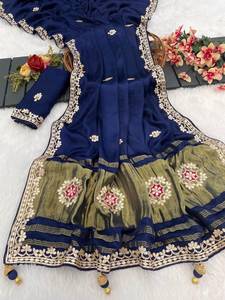 Conjunto de sari indio-pakistaní bordado en morado, tipo seda, con borde floral y borlas. - Product Image 5