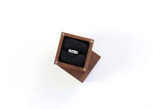 Boîte à bague en bois de noyer avec couvercle magnétique, gravure personnalisée, boîte cadeau pour demande en mariage, organisateur de bijoux, présentoir à bijoux - Product Image 2