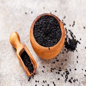 Graines de sésame noir sélectionnées pour la production alimentaire, la pâtisserie et la cuisine, avec une apparence propre et un goût de noix. - Product Image 5