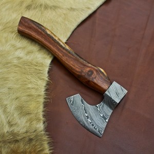 Hacha de Estilo Vikingo de Acero de Damasco Forjado a Medida con Mango de Madera y Funda de Cuero, Hacha para Trabajos de Madera OEM Personalizada - Product Image 2