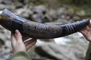 Barco Vikingo Tallado a Mano con Detalles de Madera Quemada - Product Image 6