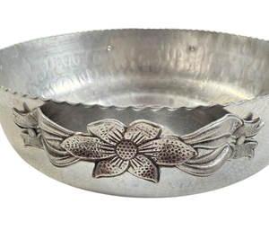 Bol en argent au design floral élégant avec poignée, idéal pour la présentation décorative, comme centre de table, pour fruits, noix, bonbons, ou pour la décoration intérieure ou comme cadeau. - Product Image 3
