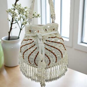 Sac à main élégant en perles blanches avec franges, fait main, bandoulière, pour soirée - Product Image 1