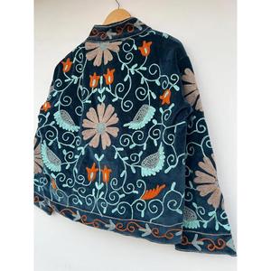 Chaqueta de Invierno de Terciopelo Suzani Bordada a Mano con Cierre de Botones, Largo Regular, Material de Algodón - Product Image 2