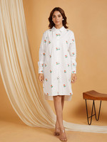 Robe chemise blanche brodée de fleurs, à manches longues et col rabattu, coupe ample, longueur midi, en coton tissé, pour un usage quotidien décontracté