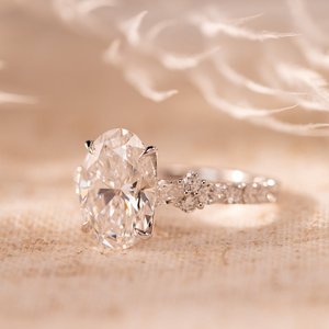 Bague en or blanc véritable avec diamant de laboratoire de 3,5 carats, style victorien, inspirée de l'antiquité, sertie de diamants ovales, faite à la main - Product Image 4