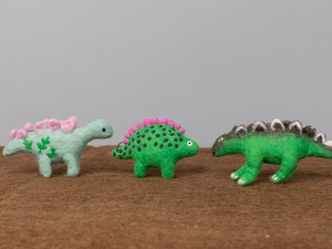 Juego de Adornos de Dinosaurios de Fieltro Hechos a Mano, Estilo Estegosaurio con Púas Verdes y Rosas, Decoración de Interiores, Regalo de Cumpleaños para Niños - Product Image 3