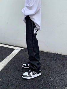 Vaqueros de hombre de moda con estampado de cara oscura, de mezclilla holgada, lavado medio, cintura media, estilo casual urbano, rectos, ecológicos y transpirables. - Product Image 5