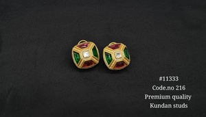 Boucles d'oreilles clous vertes Kundan plaquées or avec zircon, bijoux fins géométriques pour cadeau de fête - Product Image 2