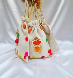 Sacs Potli en jute traditionnels faits à la main pour Makar Sankranti et Diwali avec pompons et fermeture à cordon, en provenance du Rajasthan - Product Image 3