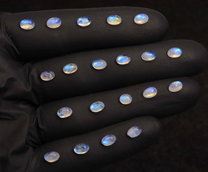 Pierre de lune arc-en-ciel authentique, cabochon ovale 7x5mm, non traitée, avec éclat bleu, à prix de gros - Product Image 2