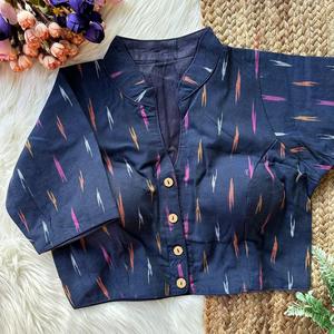เสื้อผ้าฝ้ายดีไซน์เนอร์ Ikkat รุ่นพิเศษสำหรับฤดูร้อน เสื้อคอจีนแขนสามส่วนพิมพ์ลายเรขาคณิตติดกระดุมสำหรับผู้หญิง - Product Image 1