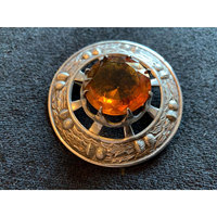 Broche Écossaise à Motif Thistle, Grande Pierre Centrale Couleur Citrine, Métal Plaqué Argent, Motif Écossais pour Tenue