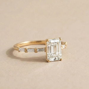 Anillo de Diamantes con Corte Esmeralda de 2.0 Quilates, Cultivado en Laboratorio, Certificado por IGI, Anillo de Compromiso Clásico de Lujo en Oro Amarillo con Seis Piedras Baguette y Halo - Product Image 2