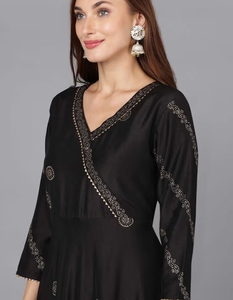 Conjunto de 3 piezas KV: Kurta Angarkha de mezcla de seda negra con estampado étnico, pantalón y dupatta - Product Image 3