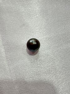 A special black measuring 12 mm, adorned with golden sparkles, exudes <b>enchanting</b> elegance and stunning beauty - Product Image 3