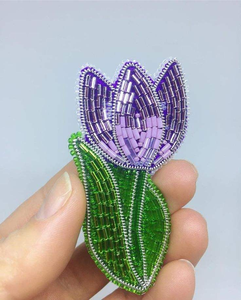 Broche élégante de créateur brodée de perles, faite à la main, en cristal et perles florales, pour cadeau de mode et tenue de soirée - Product Image 2