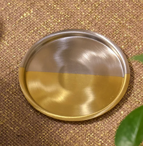 Posavasos redondo plateado grabado con un detallado motivo geométrico de estrella y mandala triangular, disponible a precios de mayorista. - Product Image 2