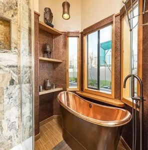 Baignoire autoportante en cuivre, cadre de fenêtre en bois, mur en pierre, baignoire sur mesure, rénovation de salle de bain - Product Image 1