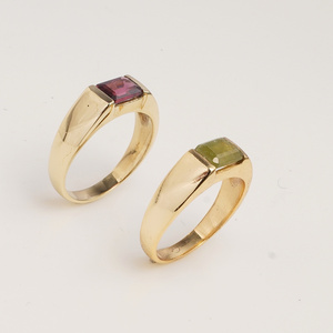 Anillo de Sello con Granate Rojo Corte Esmeralda, Tono Dorado, Anillo de Declaración Audaz, Joyería de Diseño Minimalista Moderna Hecha a Mano, Joyería Unisex - Product Image 3