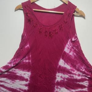 Encantadora Blusa Túnica Boho sin Mangas con Estampado Tie Dye Rojo y Cuello Redondo para Mujer |   Vestido Casual Holgado con Corte Evase para Verano - Product Image 5