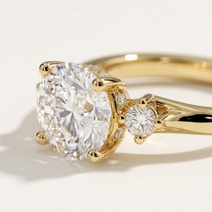 Anillo de oro amarillo para mujer con halo oculto flotante, diamante sintético de laboratorio de 1 quilate, tres piedras, perfil E, talle catedral dividido y engaste alto - Product Image 3