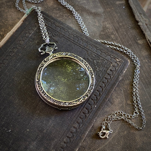 Loupe de poche vintage en métal avec cadre floral gravé orné, longue chaîne, pendentif loupe de lecture - Product Image 5