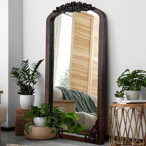 Miroir sur pied rustique surdimensionné entouré d'un cadre en bois épais, richement sculpté à la main avec des motifs floraux et de feuilles, en gros. - Product Image 6