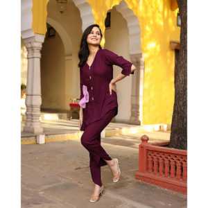 Ensemble coordonné en tissu crêpe respirant pour femmes, taille XS, couleur vin, avec haut à manches trois-quarts - Product Image 3