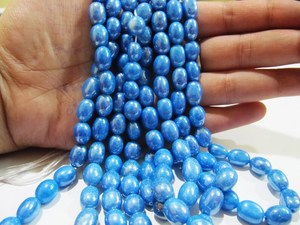 Perles ovales lisses en quartz teinté topaze bleue mystique, 8-10 mm, brin de 8 pouces - Product Image 3