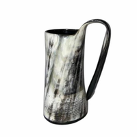 Coupe à boire en corne viking avec enveloppe en cuir et chaîne. Coupe en corne viking faite à la main pour l'ale ou le whisky. Corne à boire viking.