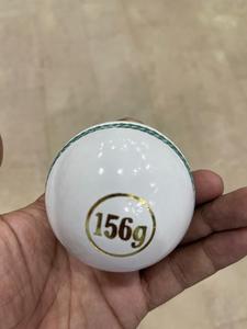 ลูกคริกเก็ตสีขาวเย็บมือ พร้อมโลโก้สั่งทำได้ ขายส่ง น้ำหนัก 156 กรัม สำหรับฝึกซ้อมและแข่งขัน คุณภาพพรีเมียมจากโรงงาน - Product Image 2