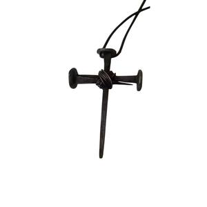 Collier pendentif croix clou design vintage, bijoux chrétiens en métal faits à la main, charme crucifix clou soudé aspect antique, en promotion - Product Image 1