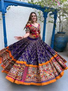 Ensemble Lehenga Choli de créateur violet pour Navratri, en coton mousseline épais, avec broderie de miroirs authentique et imprimé numérique, pour Garba Dandiya et soirées d'hiver - Product Image 1