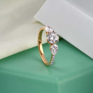 Anillo de compromiso de tres piedras de oro amarillo de 18 quilates Purecarat, elegante anillo de diamantes para novias - Product Image 4