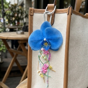 Llavero de borlas con cuentas y dijes de flor de orquídea azul hechos a mano, accesorios florales estéticos para mochila y bolso, set de regalos de verano - Product Image 5