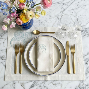 Sets de Napperons et Serviettes Personnalisés Brodés en Lin Blanc 100% avec Motifs de Feuilles Bleues Vintage, Lavables, pour Mariages, Événements à Domicile - Product Image 1