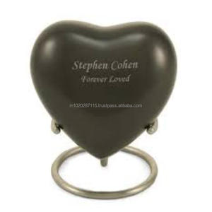 Urnes en forme de cœur en métal au design élégant et durable avec détails artisanaux parfaits pour la maison ou l'affichage de niche - Product Image 3