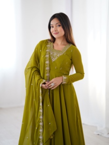 ชุดเดรส Anarkali ผ้าจอร์เจตต์เนื้อหนาปักลายลูกปัดและงานปักดิ้นทอง พร้อมผ้าคลุมไหล่แบบ Latkan ขนาดใหญ่ 6 ครึ่งเมตร และกางเกงขายาว - Product Image 2