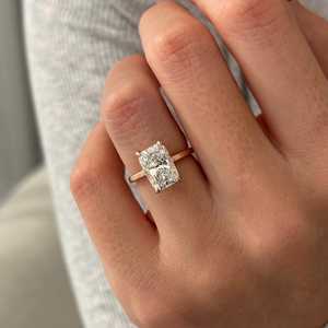 Bague de fiançailles en or jaune 14 carats avec diamant coussin allongé de 3 carats serti sur griffes, bague de mariage unique et délicate, certifiée IGI - Product Image 5