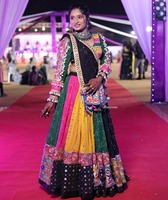 Ensemble Lehenga Choli indien avec sequins et broderies, tenue de fête et de mariage pour femmes, style noir multicolore.