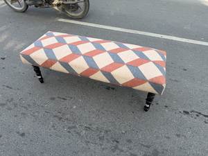 Banc rembourré en coton écologique fait main par Kuldeep Handicrafts |   Banc décoratif à motifs géométriques |   Pouf en bois rustique avec pieds en bois - Product Image 5