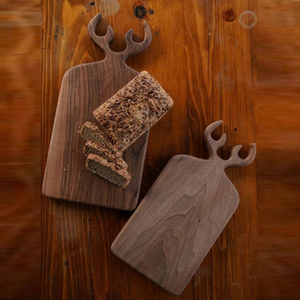 Planche à découper en bois de noyer avec une poignée unique en bois de cerf sculpté à la main, grain naturel riche, idéale pour couper les légumes - Product Image 4