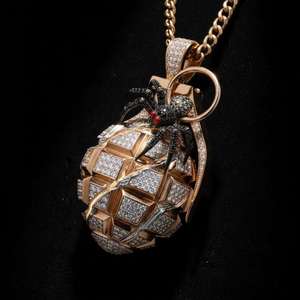 Pendentif bombé de luxe en or massif 18 carats serti de diamants avec breloque araignée, bijou thématique pour homme, cadeau - Product Image 3