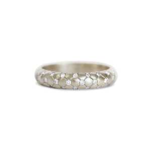 Anillos de boda de oro texturizado con diamantes de laboratorio, anillos apilables minimalistas de oro macizo de 14K y 18K con engaste redondo para mujer, joyería. - Product Image 5